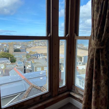 Huer'S Watch A Beautifully Presented Private Apartment With Far Reaching Views Over St Ives Harbour And Bay And Free Onsite Parking For Larger Groups Book Along With Our Connecting Two Sister Apartments المظهر الخارجي الصورة