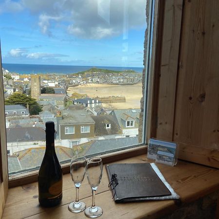 Huer'S Watch A Beautifully Presented Private Apartment With Far Reaching Views Over St Ives Harbour And Bay And Free Onsite Parking For Larger Groups Book Along With Our Connecting Two Sister Apartments المظهر الخارجي الصورة