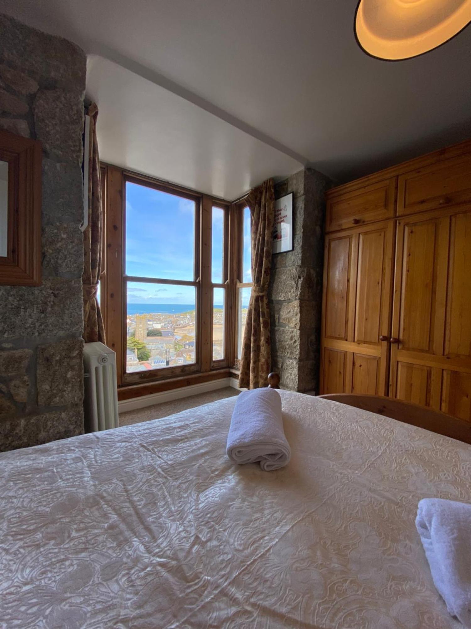 Huer'S Watch A Beautifully Presented Private Apartment With Far Reaching Views Over St Ives Harbour And Bay And Free Onsite Parking For Larger Groups Book Along With Our Connecting Two Sister Apartments المظهر الخارجي الصورة