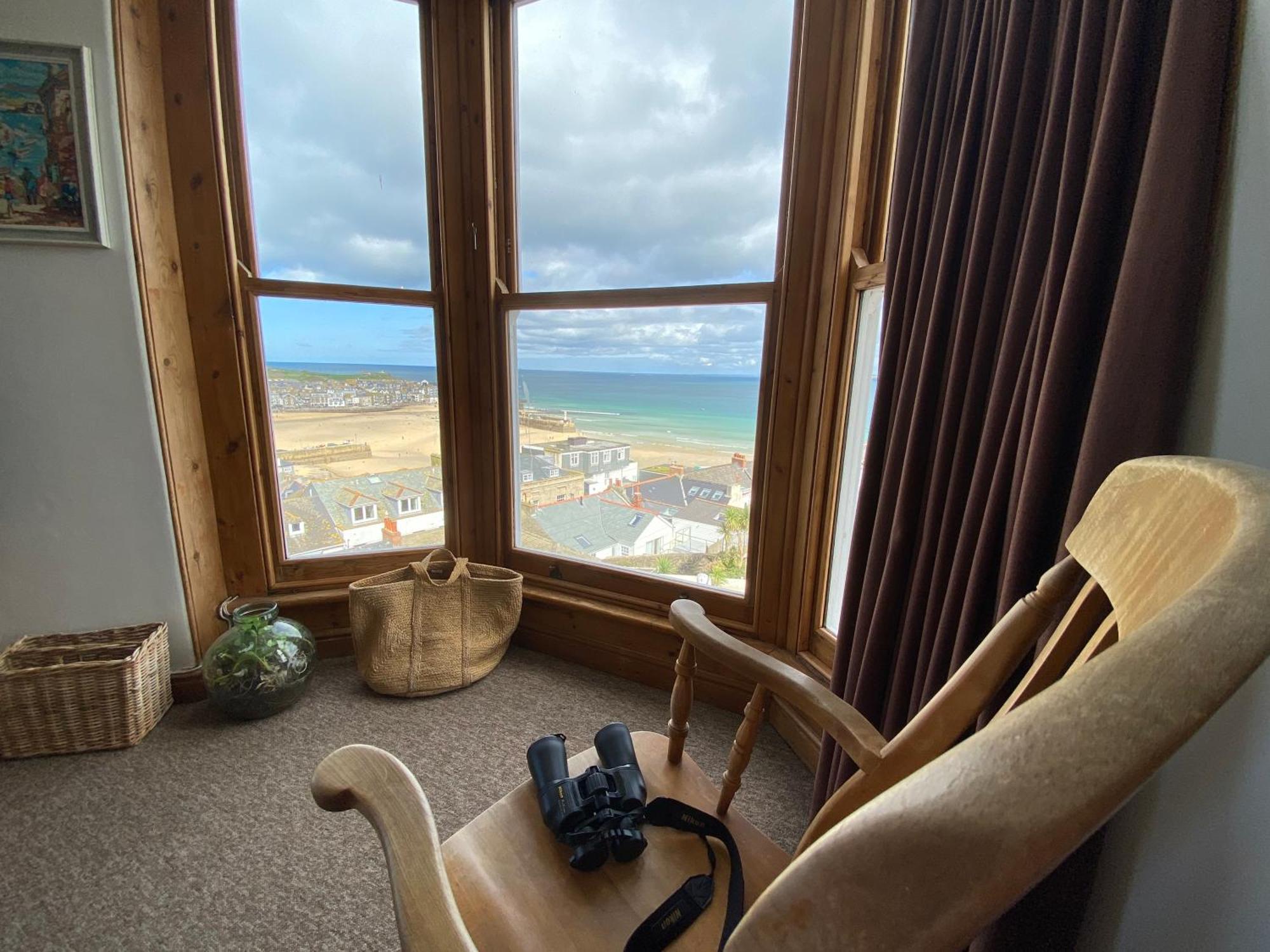 Huer'S Watch A Beautifully Presented Private Apartment With Far Reaching Views Over St Ives Harbour And Bay And Free Onsite Parking For Larger Groups Book Along With Our Connecting Two Sister Apartments المظهر الخارجي الصورة