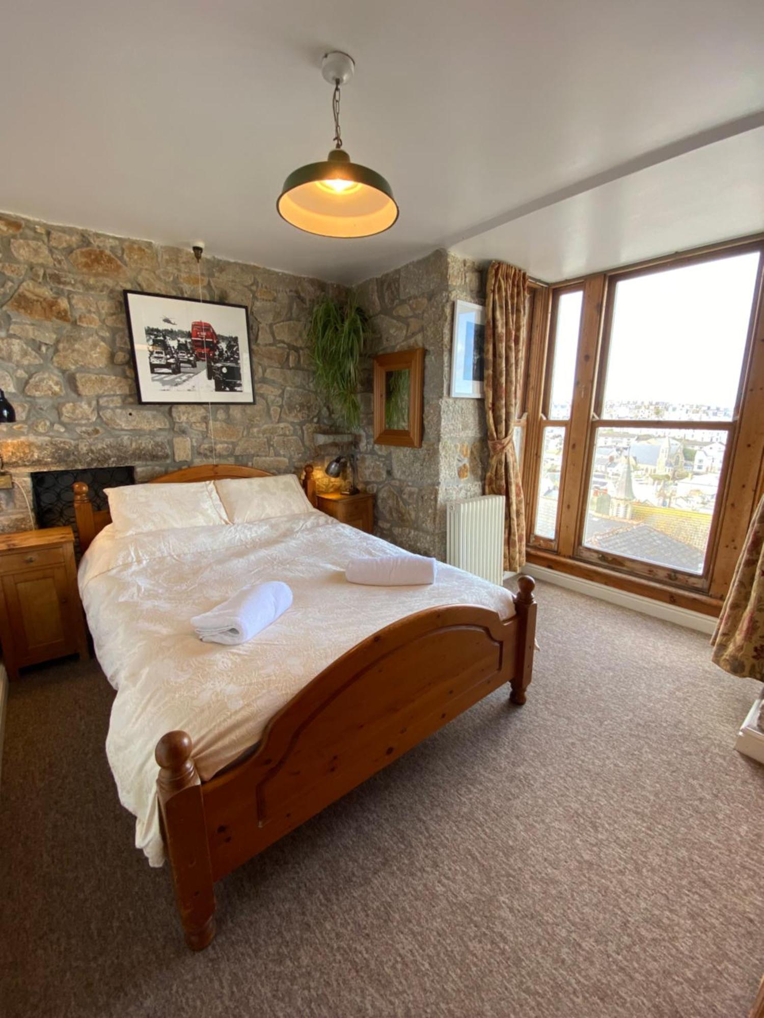 Huer'S Watch A Beautifully Presented Private Apartment With Far Reaching Views Over St Ives Harbour And Bay And Free Onsite Parking For Larger Groups Book Along With Our Connecting Two Sister Apartments المظهر الخارجي الصورة