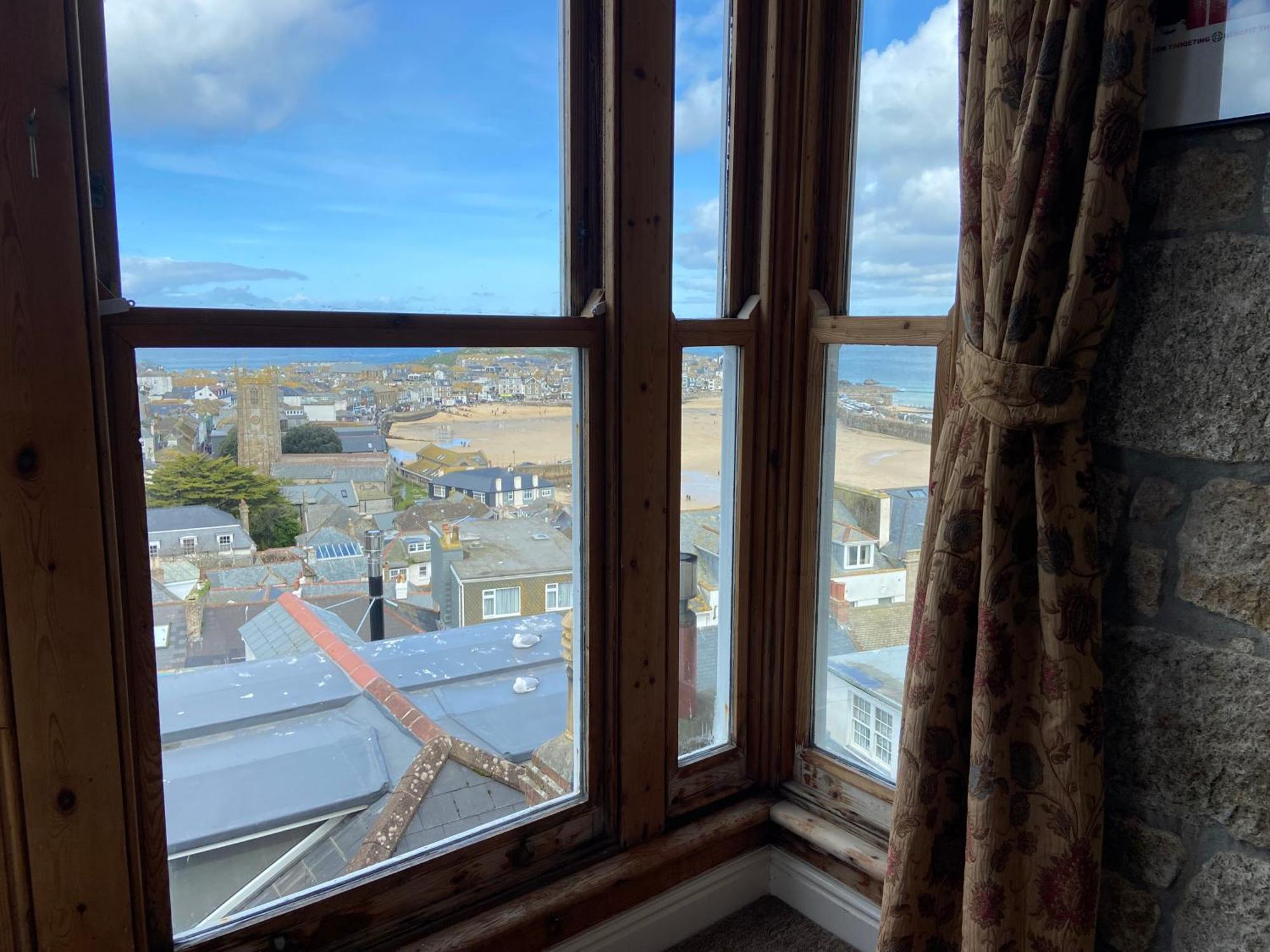 Huer'S Watch A Beautifully Presented Private Apartment With Far Reaching Views Over St Ives Harbour And Bay And Free Onsite Parking For Larger Groups Book Along With Our Connecting Two Sister Apartments المظهر الخارجي الصورة