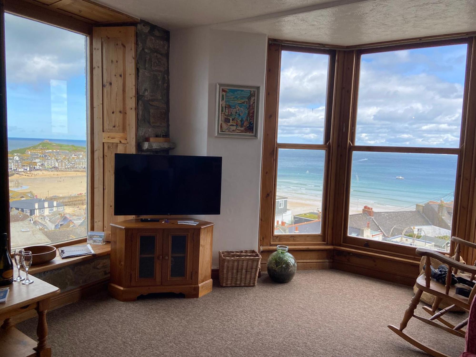 Huer'S Watch A Beautifully Presented Private Apartment With Far Reaching Views Over St Ives Harbour And Bay And Free Onsite Parking For Larger Groups Book Along With Our Connecting Two Sister Apartments المظهر الخارجي الصورة