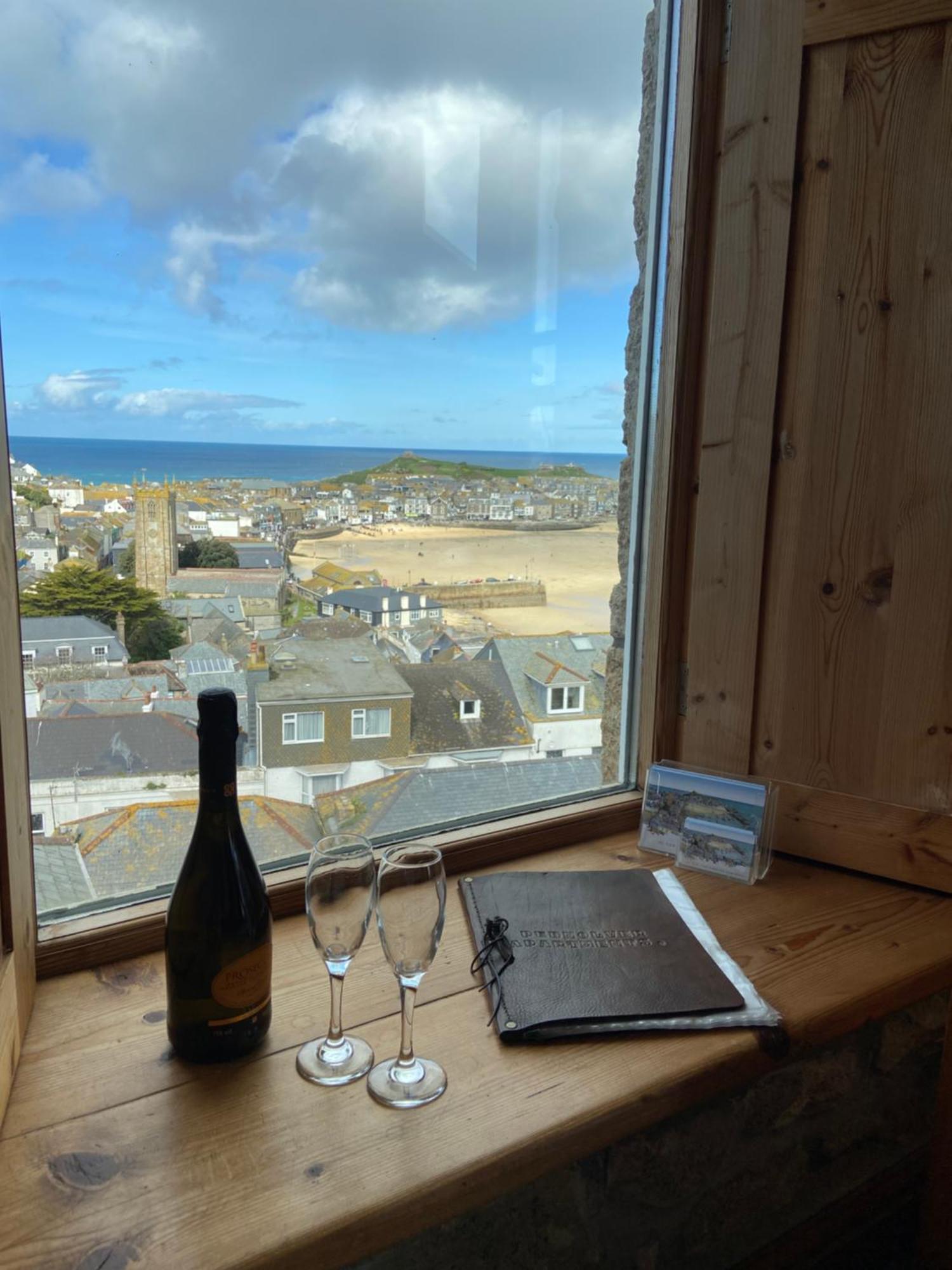 Huer'S Watch A Beautifully Presented Private Apartment With Far Reaching Views Over St Ives Harbour And Bay And Free Onsite Parking For Larger Groups Book Along With Our Connecting Two Sister Apartments المظهر الخارجي الصورة