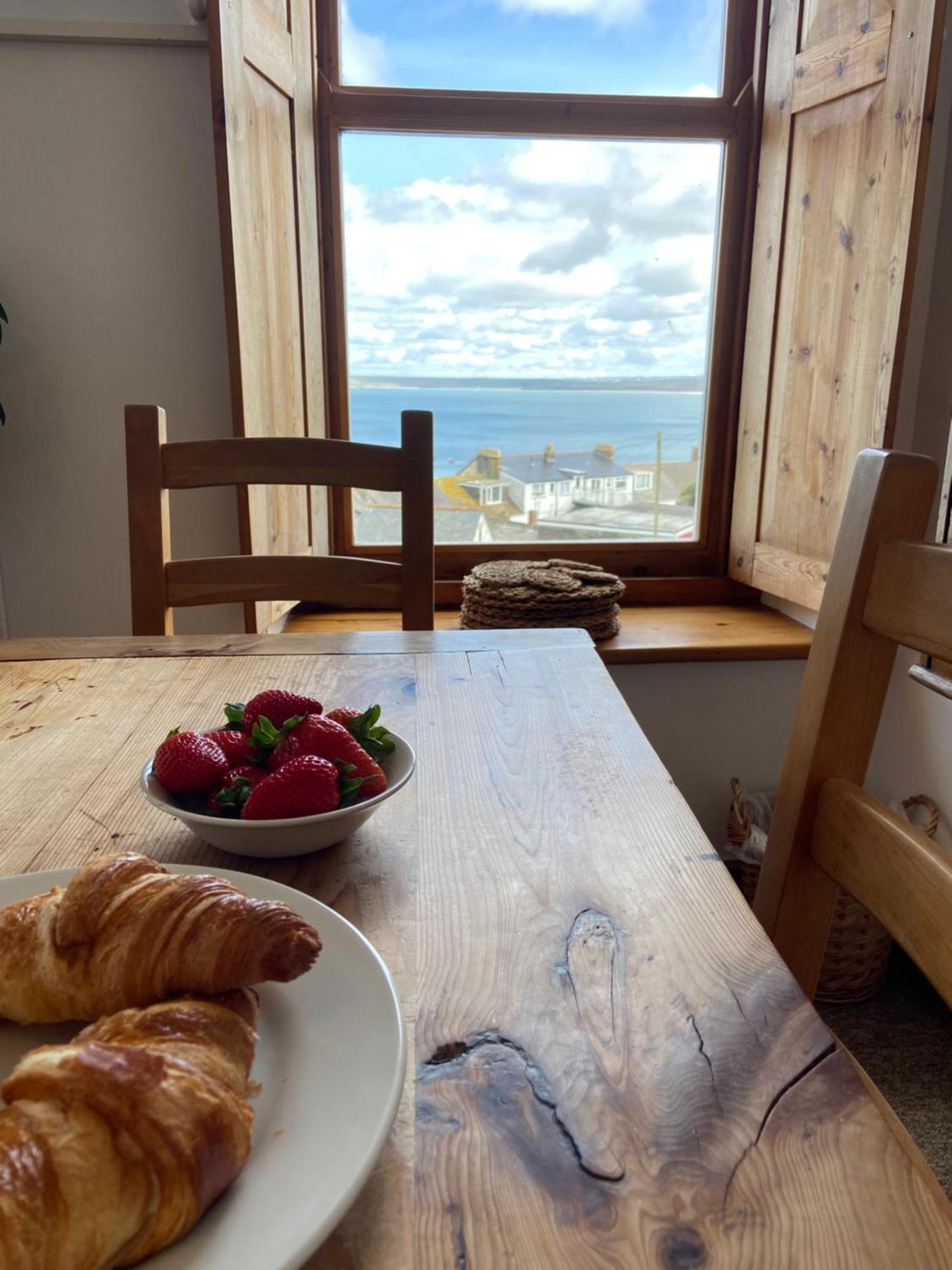 Huer'S Watch A Beautifully Presented Private Apartment With Far Reaching Views Over St Ives Harbour And Bay And Free Onsite Parking For Larger Groups Book Along With Our Connecting Two Sister Apartments المظهر الخارجي الصورة