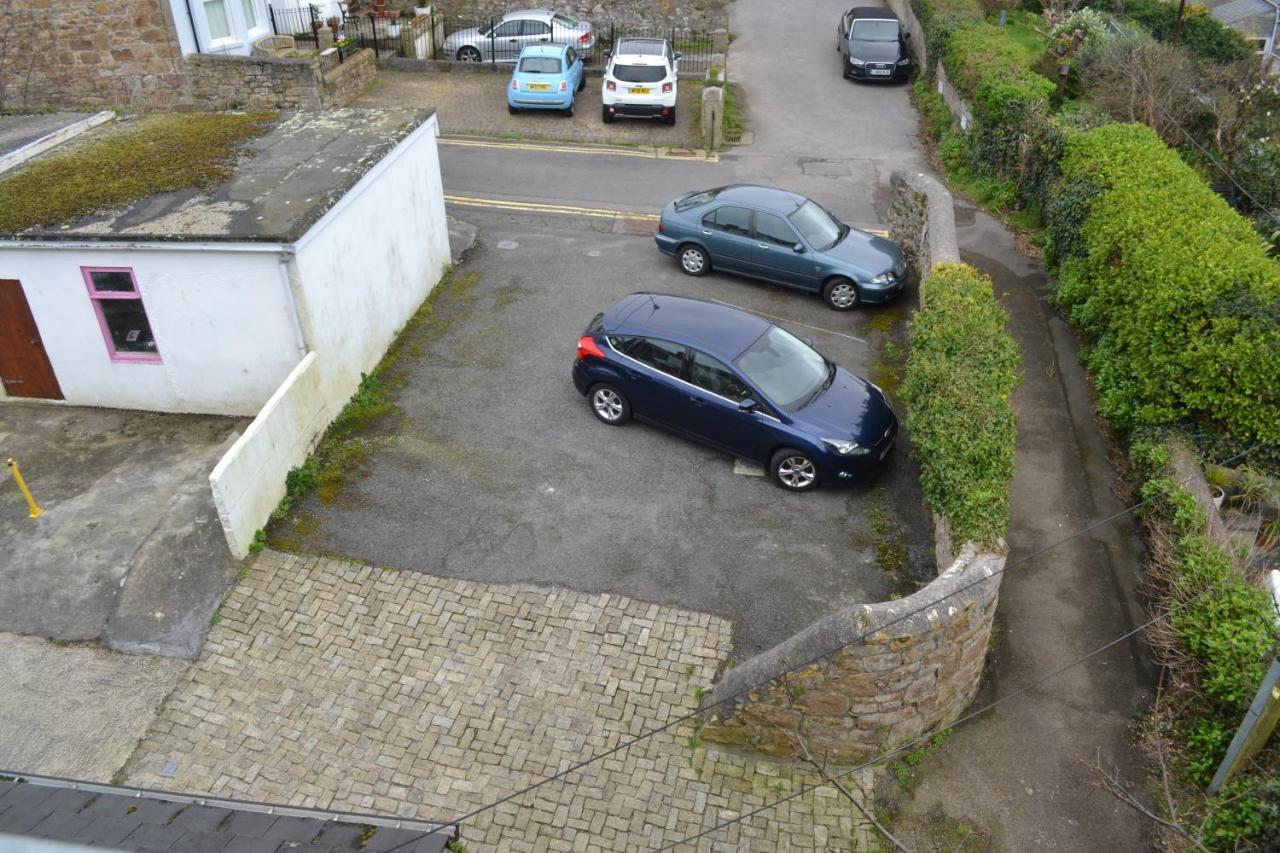 Huer'S Watch A Beautifully Presented Private Apartment With Far Reaching Views Over St Ives Harbour And Bay And Free Onsite Parking For Larger Groups Book Along With Our Connecting Two Sister Apartments المظهر الخارجي الصورة